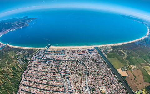 Requesens: Vand, Vandressourcer, Azure, Himmel, Coastal Og Oceaniske Landskabsformer, Urban Design, Plante, Naturlige Landskab