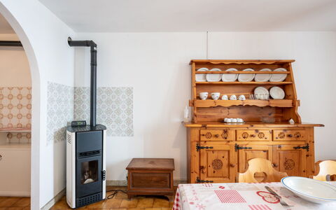 Vetan: Cabinetry, Træ, Hus, Gulvbelægning, Skuffe, Etage, Kommode, Bejdse, Bygning, Køkken
