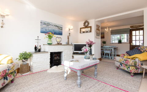 Thrift Cottage: Møbel, Billedramme, Ejendom, Bord, Plante, Couch, Vindue, Bygning, Dekoration, Stueplante