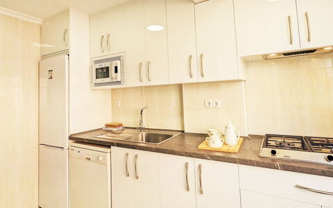 Turia Playa: Cabinetry, Køkkenvask, Tap, Countertop, Ejendom, Håndvask, Møbel, Komfur, Bygning, Sanitærarmatur