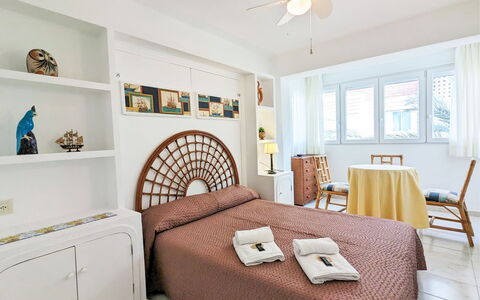 Turia Playa: Møbel, Ejendom, Loftsventilator, Vindue, Træ, Textile, Belysning, Indretning, Stol