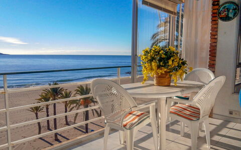 Turia Playa: Vand, Himmel, Plante, Møbel, Blomsterkrukke, Bygning, Stol, Bord, Azure, Skygge