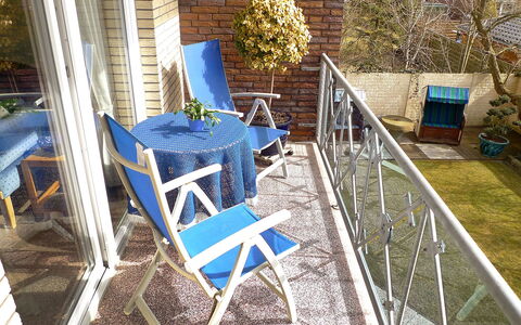 Norddeich 110: Backyard, Ejendom, Gård, Stol, Bord, Træ, Møbel, Hus, Foldestol, Tag