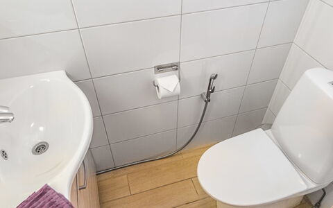 Villa Illi: Badeværelse, Toiletbræt, Toilet, Sanitærarmatur, Gulvbelægning, Badeværelsesvask, Hvid, Etage, Håndvask, Indretning