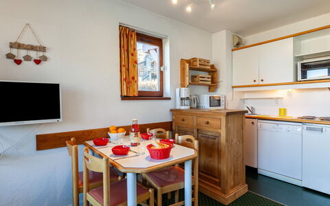 Les Menuires 330: Ejendom, Møbel, Cabinetry, Bord, Billedramme, Træ, Belysning, Countertop, Orange, Stol