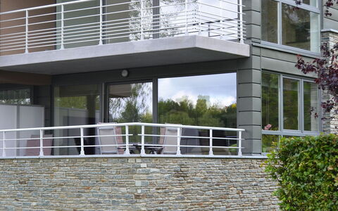 Les Terrasses du Lac: Ejendom, Bygning, Hus, Arkitektur, Gelænder, Vindue, Altan, Hjem, Ejendom, Facade