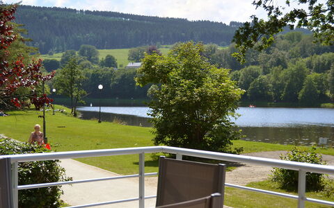 Les Terrasses du Lac: Vand, Plante, Sky, Himmel, Grøn, Træ, Naturlige Landskab, Sø, Hegn, Land Lot