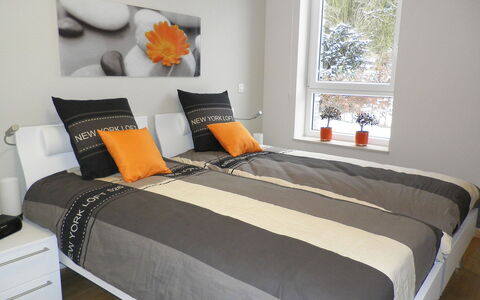 Les Terrasses du Lac: Soveværelse, Seng, Sengetøj, Sengetøj, Møbel, Værelse, Orange, Bed Frame, Dynebetræk, Ejendom
