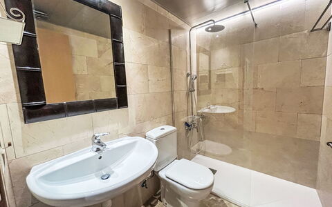 Edificio Berna: Gulvbelægning, Sanitærarmatur, Etage, Indretning, Badeværelse, Håndvask, Toilet, Vvs, Tap, Toiletbræt