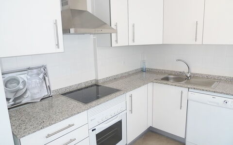 Marenia: Countertop, Ejendom, Værelse, Køkken, Cabinetry, Møbel, Hus, Etage, Ejendom, Flise