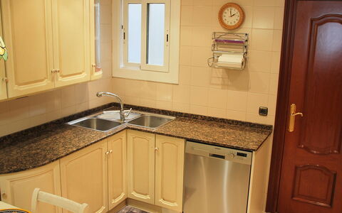 Pg Gracia - Valencia: Countertop, Værelse, Cabinetry, Ejendom, Møbel, Køkken, Håndvask, Bejdse, Køkkenvask, Etage
