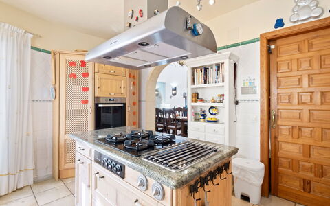 Mirada al Sol: Køkken, Køkken Apparat, Countertop, Komfur, Indretning, Møbel, Større Bandage, Gulvbelægning, Cabinetry, Træ
