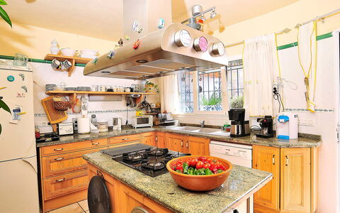Mirada al Sol: Countertop, Køkken, Værelse, Ejendom, Indretning, Gul, Cabinetry, Hus, Møbel, Bygning