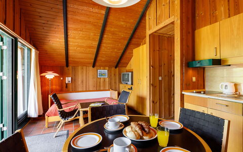 Tihany 500: Bord, Møbel, Cabinetry, Træ, Belysning, Indretning, Orange, Stol, Countertop, Køkken