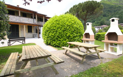 Lago D'Idro 100: Plante, Himmel, Ejendom, Bygning, Møbel, Bord, Natur, Træ, Botanik, Vindue