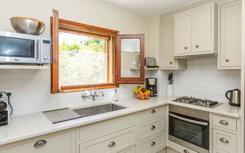 Mas Rovira 8: Køkken, Cabinetry, Countertop, Køkken Apparat, Indretning, Træ, Større Bandage, Gulvbelægning, Møbel, Hjem