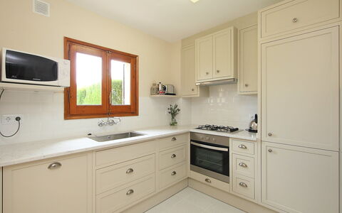 Mas Rovira 8: Værelse, Ejendom, Møbel, Cabinetry, Køkken, Indretning, Countertop, Gul, Bygning, Hus