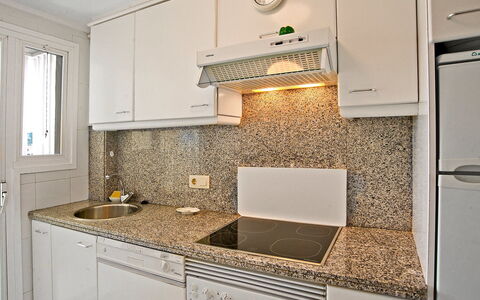 Golden Life: Countertop, Værelse, Cabinetry, Ejendom, Køkken, Møbel, Flise, Indretning, Bygning, Etage