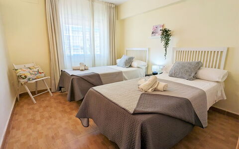 La Goleta: Møbel, Bord, Komfort, Bygning, Træ, Textile, Pude, Skygge, Bed Frame, Stue