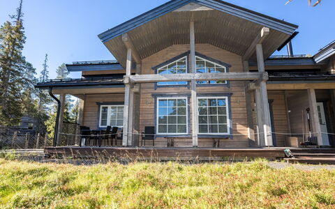 Rukan Villa Lux a: Træ, Sidespor, Hjem, Hus, Tag, Sommerhus, Veranda, Estate, Bjælkehytte, Stuehus