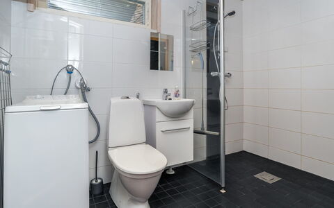 Rukan Villa Lux a: Badeværelse, Sanitærarmatur, Gulvbelægning, Toiletbræt, Toilet, Etage, Håndvask, Indretning, Badeværelsesvask, Tap