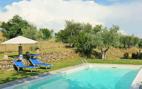 Cortona Sunshine: Svømmepøl, Ejendom, Himmel, Fritid, Backyard, Ejendom, Ferie, Hus, Græs, Hjem