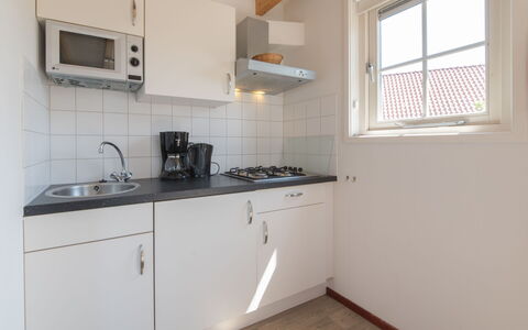 Wemeldinge 200: Cabinetry, Køkkenvask, Håndvask, Countertop, Tap, Komfur, Vindue, Køkken Apparat, Bygning, Køkken