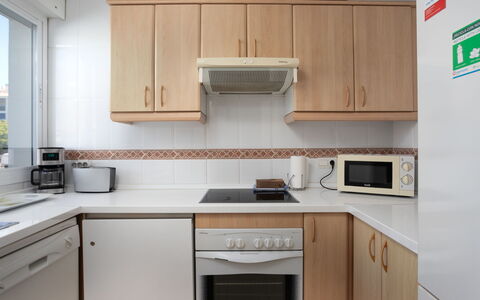 Lorcrimar: Køkken, Countertop, Køkken Apparat, Større Bandage, Cabinetry, Møbel, Køkkenvask, Komfur, Indretning, Gulvbelægning