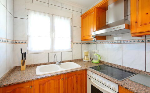 Casa de la Mar: Ejendom, Værelse, Countertop, Cabinetry, Køkken, Møbel, Orange, Gul, Indretning, Håndvask