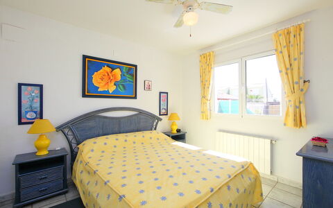 Casa de la Mar: Soveværelse, Værelse, Sengetøj, Møbel, Seng, Ejendom, Sengetøj, Bed Frame, Gul, Indretning