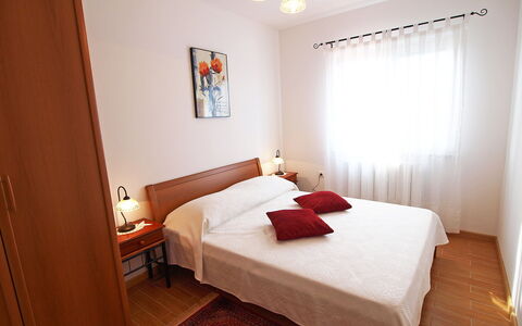 Mirela: Soveværelse, Seng, Møbel, Værelse, Sengetøj, Ejendom, Bed Frame, Sengetøj, Madras, Etage