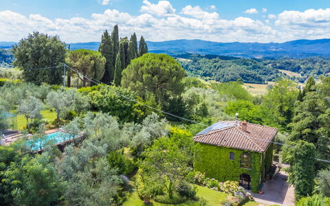 Villa Vittoria: Sky, Himmel, Plante, Plantesamfund, Træ, Grøn, Naturlige Landskab, Land Lot, Boligområde, Græs-