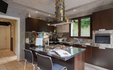 Villa Vittoria: Countertop, Cabinetry, Møbel, Bord, Køkkenvask, Tap, Håndvask, Stol, Køkken, Køkken Apparat