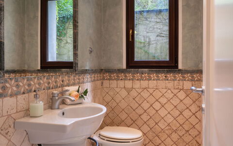 Villa Vittoria: Brun, Spejl, Sanitærarmatur, Håndvask, Ejendom, Tap, Fotografi, Badeværelsesvask, Vindue, Badeværelse