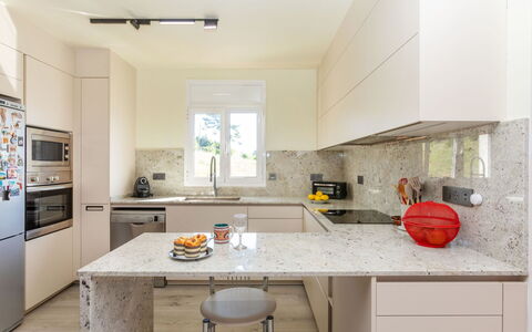 Figaro: Køkken, Countertop, Køkken Apparat, Møbel, Cabinetry, Gulvbelægning, Indretning, Større Bandage, Træ, Etage