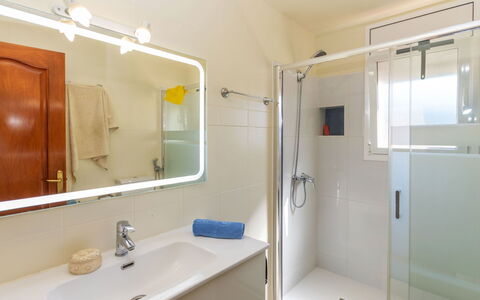 Figaro: Badeværelse, Sanitærarmatur, Indretning, Gulvbelægning, Badeværelsesvask, Etage, Spejl, Tap, Håndvask, Vvs