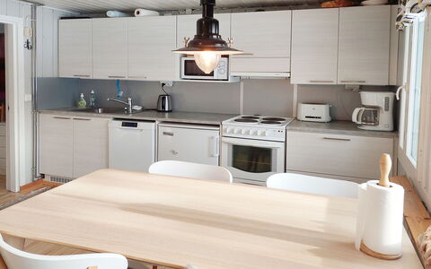 Mukan Maja: Møbel, Køkken, Indretning, Gulvbelægning, Countertop, Køkken Apparat, Træ, Lysarmatur, Etage, Loft