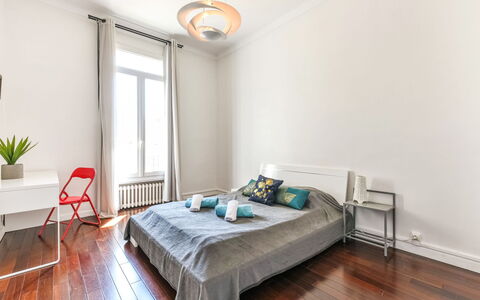 Villa Chalmette: Himmel, Plante, Bygning, Daytime, Ejendom, Vindue, Træ, Arkitektur, Urban Design, Fritid