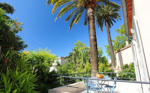 Villa Esmeralda: Himmel, Plante, Daytime, Ejendom, Bygning, Azure, Træ, Arecales, Skygge, Vedplante