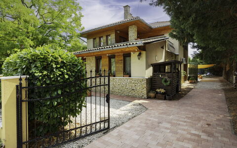 Villa Mediterran: Bygning, Hus, Boligområde, Hjem, Arkitektur, Busk, Dør, Sommerhus, Estate, Mursten
