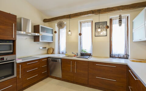 Villa Mediterran: Møbel, Køkken, Gulvbelægning, Countertop, Cabinetry, Indretning, Træ, Etage, Køkken Apparat, Hjem