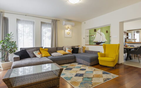 Villa Mediterran: Møbel, Indretning, Couch, Gulvbelægning, Etage, Væg, Stue, Værelse, Loft, Bord