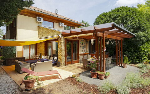 Villa Mediterran: Træ, Hjem, Hus, Dør, Tag, Skygge, Veranda, Sommerhus, Møbel