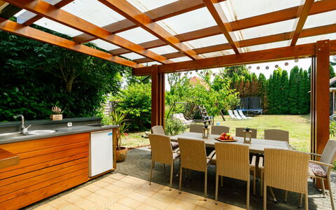 Villa Mediterran: Møbel, Ejendom, Bord, Stol, Skygge, Bygning, Træ, Plante, Belysning, Arkitektur