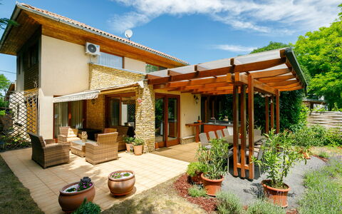 Villa Mediterran: Plante, Himmel, Bygning, Sky, Vindue, Træ, Blomsterkrukke, Hus, Land Lot, Dør