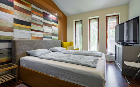 Villa Mediterran: Møbel, Ejendom, Bygning, Komfort, Træ, Bed Frame, Skygge, Vindue, Indretning
