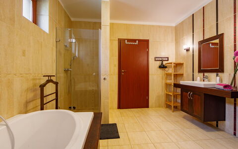 Villa Mediterran: Badekar, Ejendom, Cabinetry, Møbel, Bygning, Sanitærarmatur, Badeværelse, Træ, Belysning