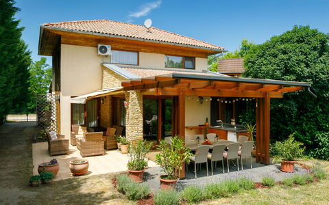Villa Mediterran: Plante, Bygning, Himmel, Ejendom, Vindue, Dør, Sky, Træ, Blomsterkrukke, Hus