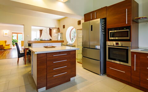Villa Mediterran: Cabinetry, Ejendom, Skuffe, Countertop, Kommode, Træ, Bygning, Bord, Indretning, Gulvbelægning