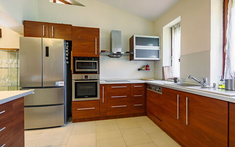 Villa Mediterran: Countertop, Cabinetry, Møbel, Ejendom, Skuffe, Køkken Apparat, Husholdningsapparat, Bygning, Træ, Køkken